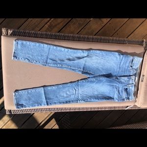 Levi’s size 30 shaping skinny ankle jean